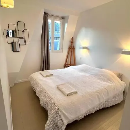 2 Bedroom Flat With Eiffel & River Seine Views Apartment Paris