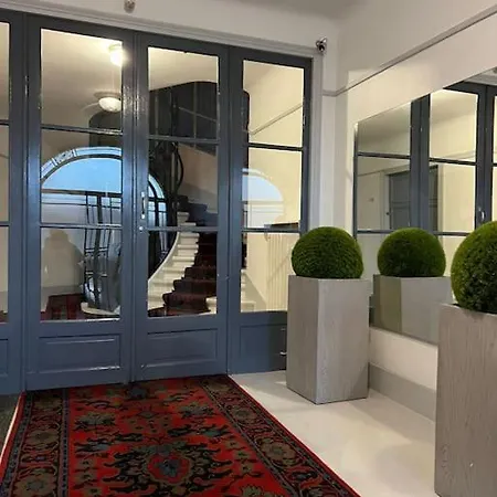 2 Bedroom Flat With Eiffel & River Seine Views * Parigi