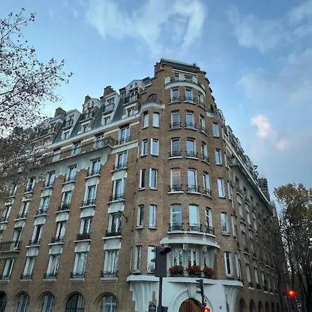 Appartamento 2 Bedroom Flat With Eiffel & River Seine Views Parigi